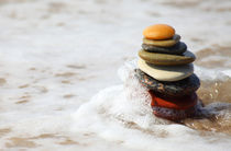 Turm aus Steinen im Wasser von buellom