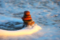 Turm aus Steinen in der Welle von buellom