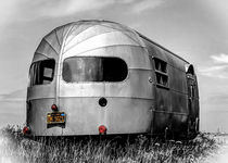 Airstream Caravan on the Beach. von ian hufton