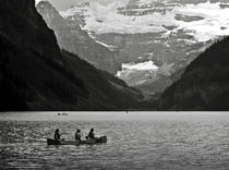 'Kayak on Lake Louise' von RicardMN Photography