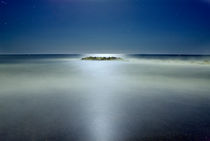 The rock island under de moonlight von Guido Montañes