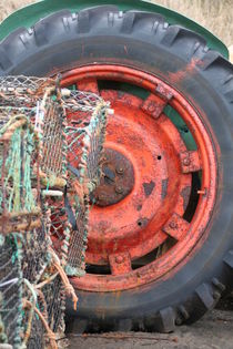 Red Tractor wheel von camera-rustica