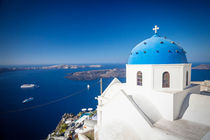 Santorin, Griechenland: Weiße Kirche mit blauer Kuppel von Björn Kindler