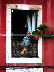 Old man, red wall by Eva-Maria Steger